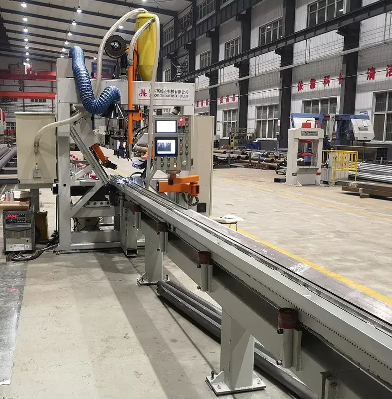 Interior de la fábrica de ORBE - Postes Metalicos, mostrando una máquina de soldadura CNC automatizada en plena operación, garantizando precisión y calidad en la fabricación de postes metálicos.